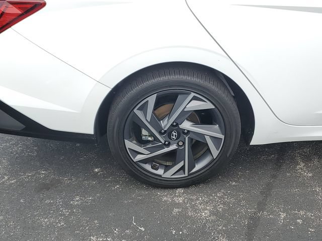 Certified 2025 Hyundai Elantra Limited FWD image 5