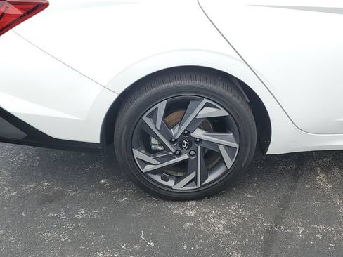 Certified 2025 Hyundai Elantra Limited FWD image 5