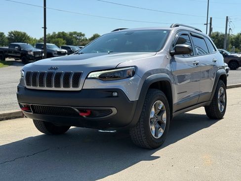 Used 2019 Jeep Cherokee Trailhawk w/ Cold Weather Group AWD/4WD image 2