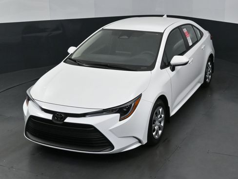 Used 2025 Toyota Corolla LE image 27