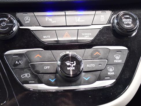 Used 2024 Chrysler Pacifica Touring-L FWD image 30