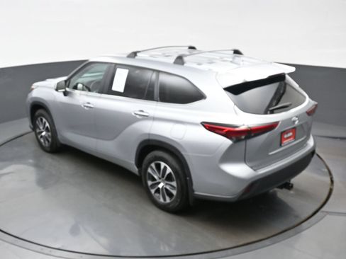 Used 2023 Toyota Highlander XLE AWD/4WD image 41