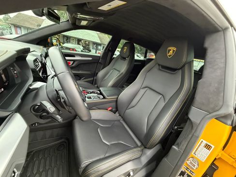 Used 2022 Lamborghini Urus AWD/4WD image 23