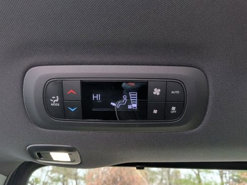 Used 2025 Chrysler Pacifica Limited w/ Uconnect Theater Family Group image 19