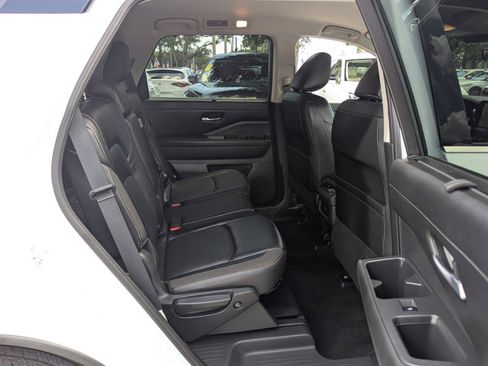 Certified 2025 Nissan Pathfinder SL FWD image 17