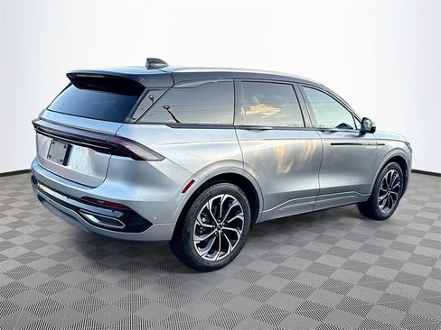 Used 2024 Lincoln Nautilus Reserve image 6