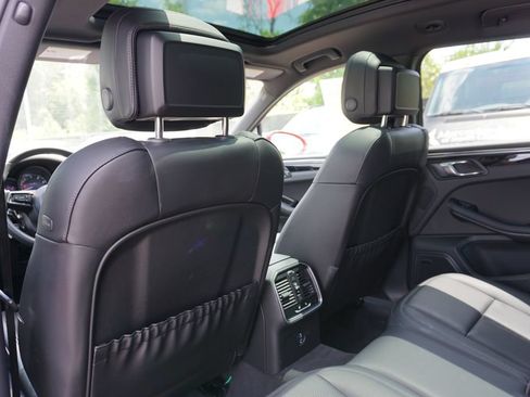 Used 2025 Porsche Macan AWD/4WD image 15