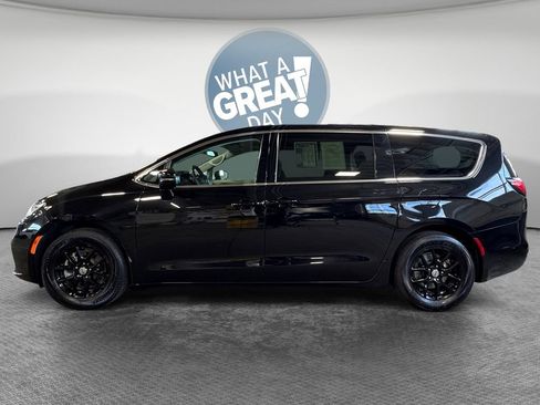 Used 2024 Chrysler Pacifica Touring-L FWD image 7