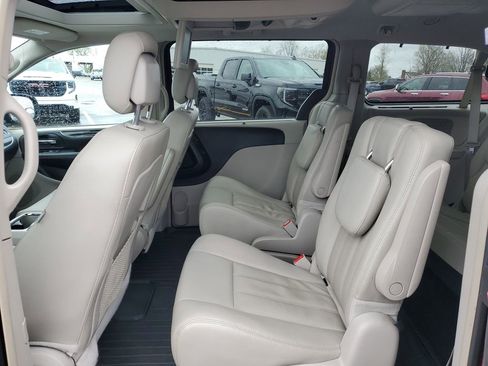 Used 2016 Chrysler Town & Country Touring-L FWD image 26