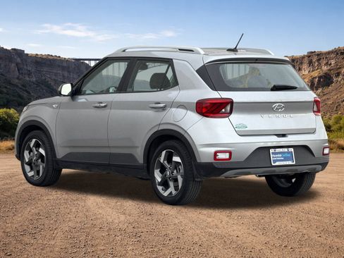 Certified 2024 Hyundai Venue SEL image 5