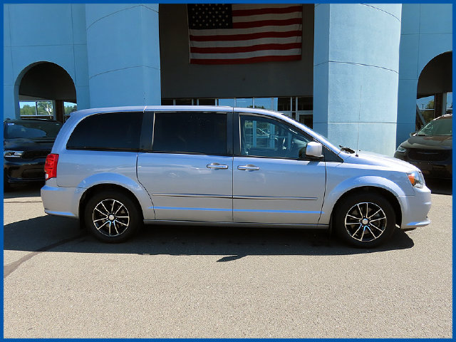 Used 2015 Dodge Grand Caravan SE FWD image 2
