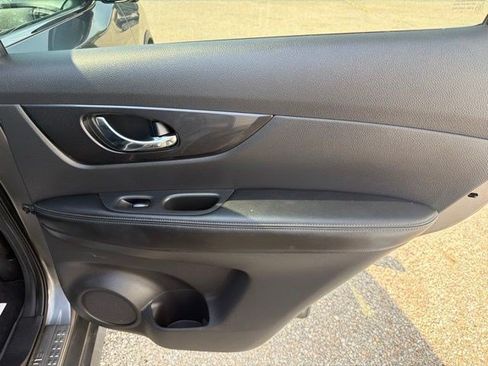 Used 2017 Nissan Rogue SV w/ SV Premium Package AWD/4WD image 18