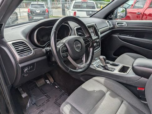 Used 2018 Jeep Grand Cherokee Laredo AWD/4WD image 12