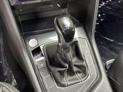Used 2023 Volkswagen Tiguan SE w/ Panoramic Sunroof Package FWD image 21