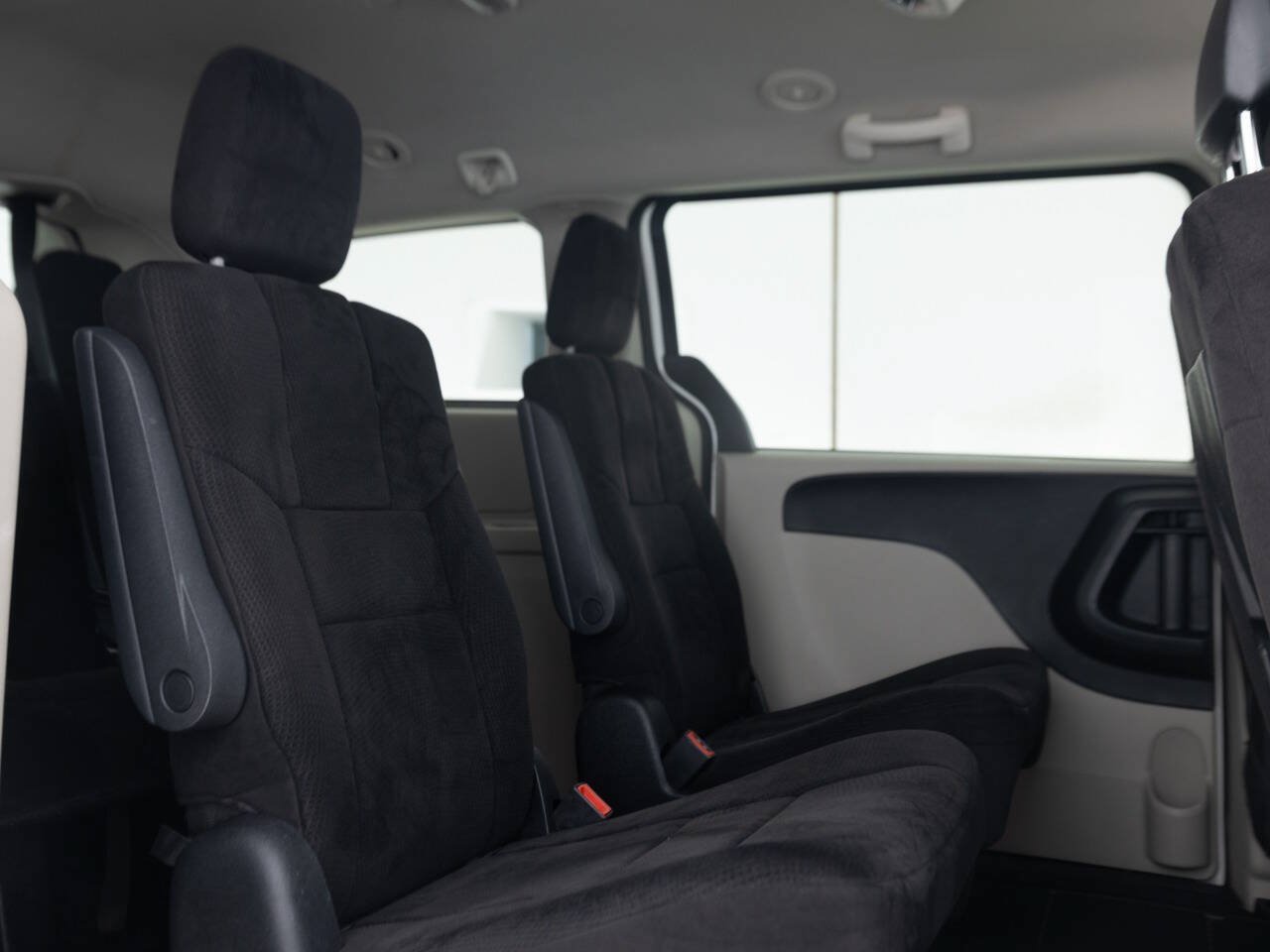 Used 2011 Dodge Grand Caravan Express FWD image 31