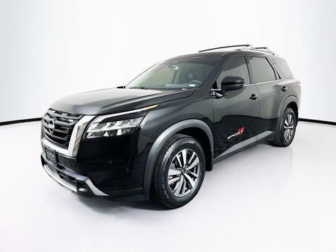 Used 2024 Nissan Pathfinder SL AWD/4WD image 3