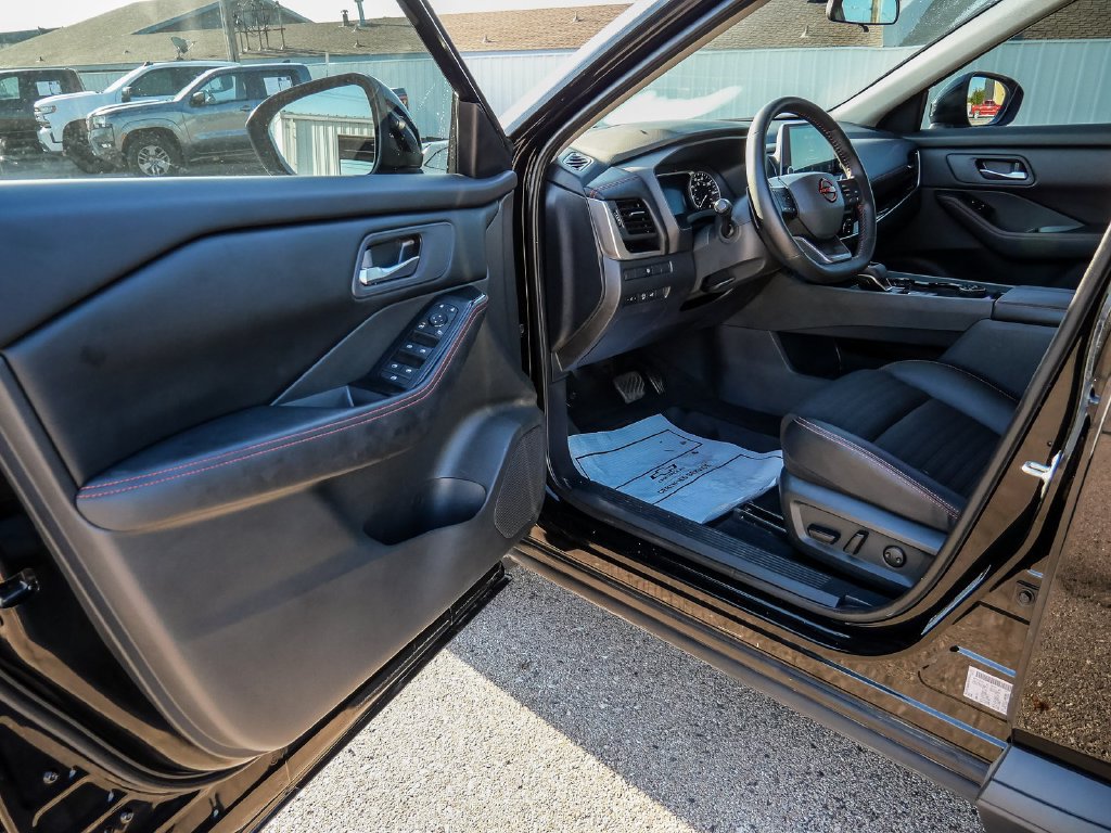 Used 2025 Nissan Rogue SV AWD/4WD image 34