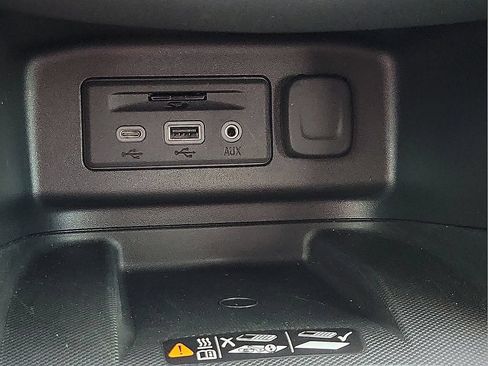 Used 2023 Chevrolet Equinox Premier AWD/4WD image 15