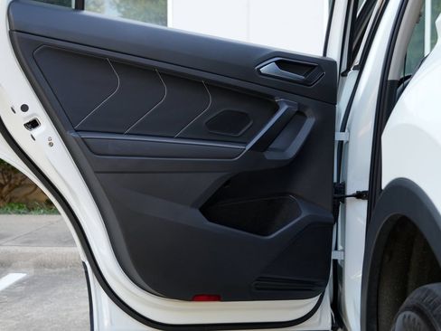 Used 2023 Volkswagen Tiguan SE w/ Panoramic Sunroof Package FWD image 39