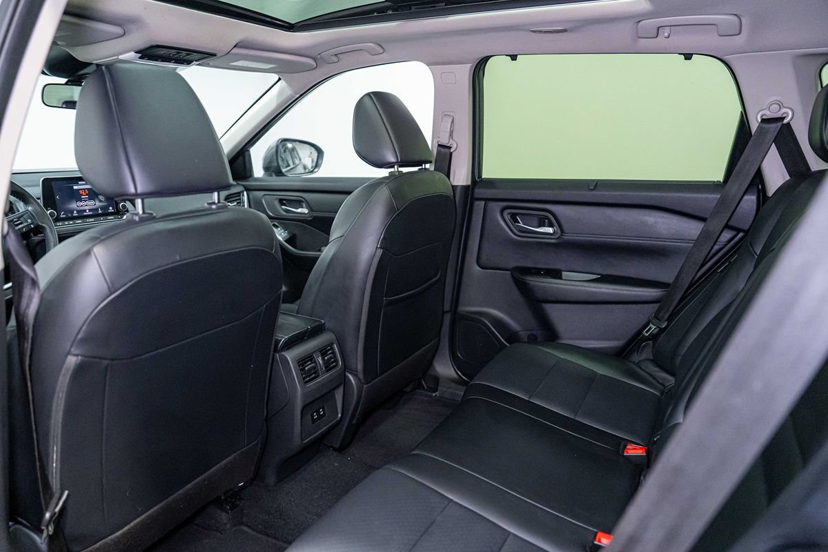 Used 2024 Nissan Rogue SV w/ SV Premium Package FWD image 15
