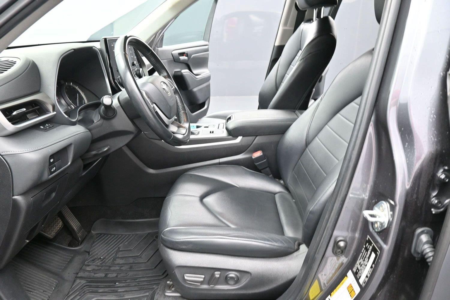 Used 2022 Toyota Highlander XLE FWD image 13
