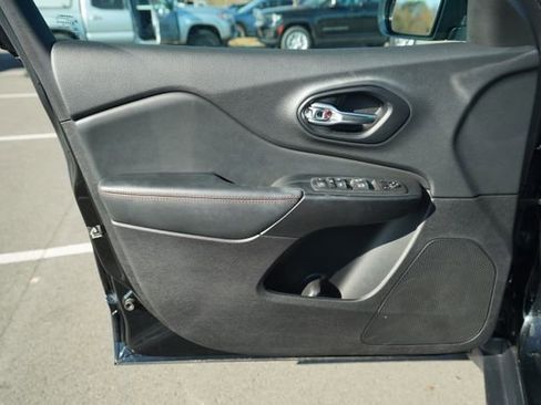 Used 2022 Jeep Cherokee Trailhawk image 14