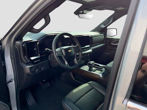 Used 2025 Chevrolet Silverado 1500 High Country AWD/4WD image 9