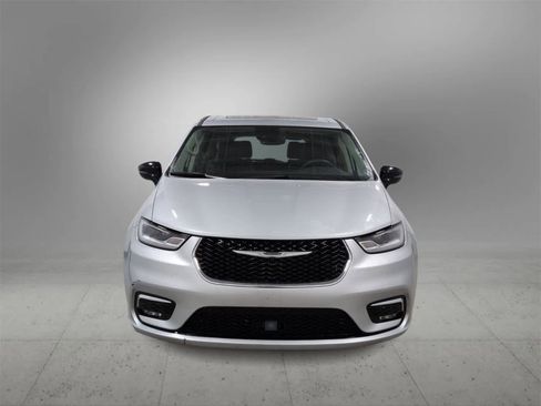 Used 2024 Chrysler Pacifica Limited image 3