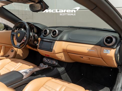 Used 2014 Ferrari California RWD image 23