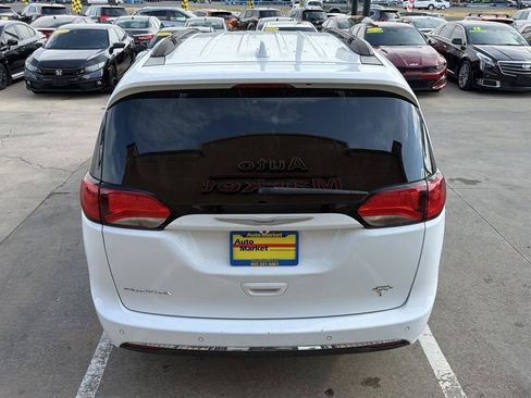 Used 2017 Chrysler Pacifica Touring-L FWD image 6