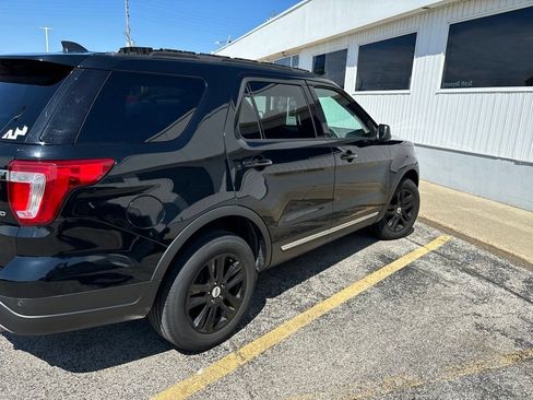 Used 2018 Ford Explorer XLT AWD/4WD image 3