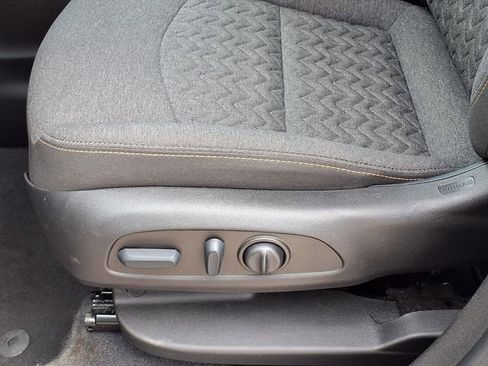 Used 2022 Chevrolet Equinox LT w/ Driver Convenience Package image 4