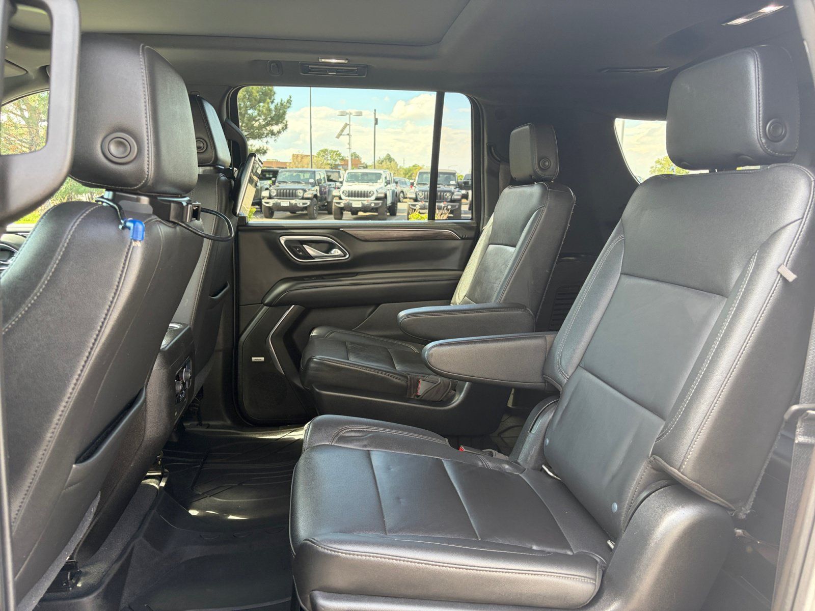 Used 2021 Chevrolet Suburban LT w/ Luxury Package AWD/4WD image 16