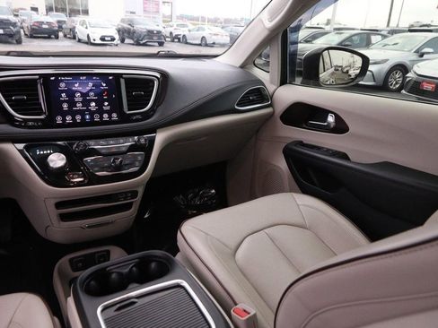 Used 2019 Chrysler Pacifica Limited w/ Tire & Wheel Group image 26