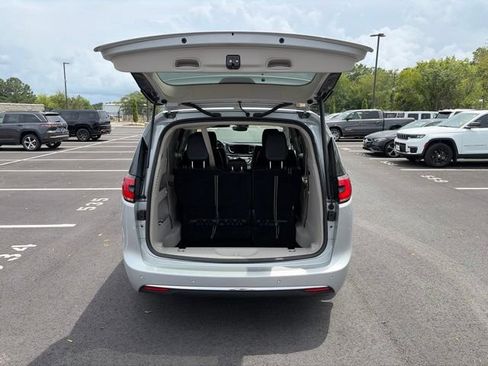Used 2024 Chrysler Pacifica Touring-L FWD image 12