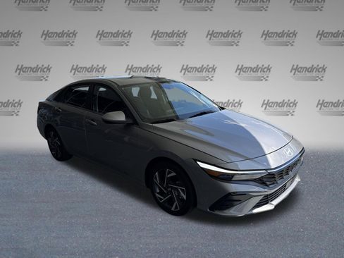 Used 2025 Hyundai Elantra SEL FWD image 2