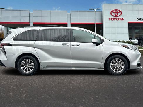 Used 2024 Toyota Sienna XLE image 3