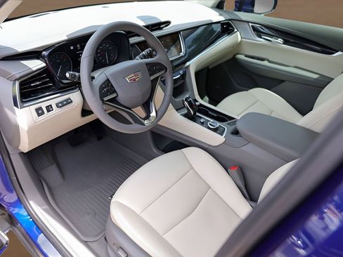 Certified 2025 Cadillac XT6 Premium Luxury w/ Technology Package FWD image 10
