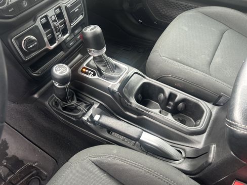 Used 2018 Jeep Wrangler Unlimited Sahara image 23