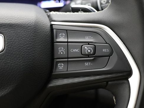Used 2025 Jeep Grand Cherokee Altitude AWD/4WD image 19