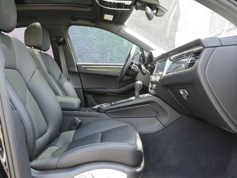 Certified 2026 Porsche Macan AWD/4WD image 27
