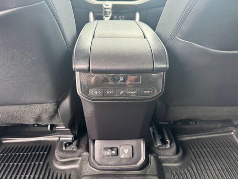 Used 2025 Toyota Highlander Limited AWD/4WD image 31