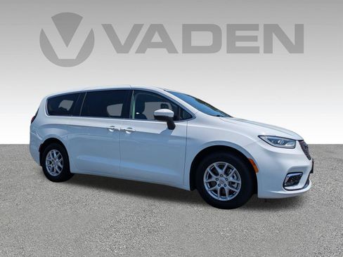 Used 2023 Chrysler Pacifica Touring-L FWD image 3