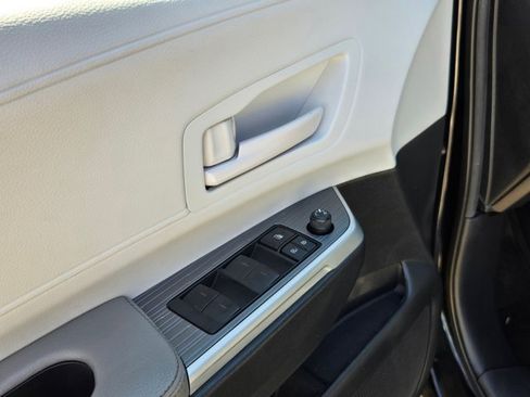 Used 2025 Toyota Sienna LE image 14