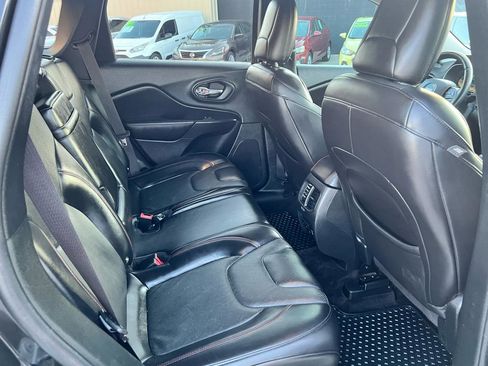 Used 2019 Jeep Cherokee Trailhawk AWD/4WD image 37