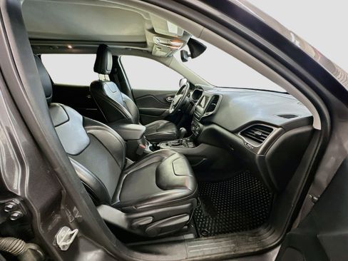 Used 2019 Jeep Cherokee Latitude Plus w/ Comfort/Convenience Group AWD/4WD image 33
