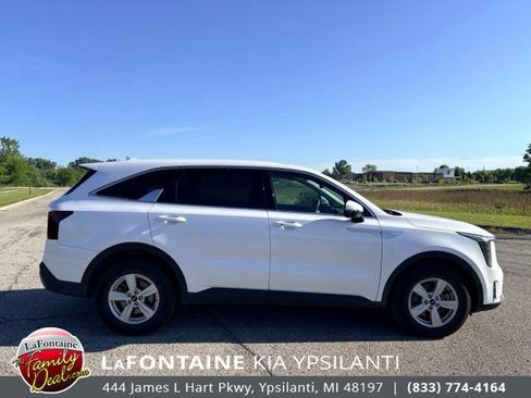 Used 2025 Kia Sorento LX FWD image 6