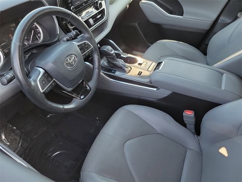 Used 2022 Toyota Highlander Limited image 4
