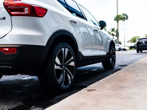 Used 2025 Volvo XC40 B5 Plus w/ Protection Package Premier AWD/4WD image 15