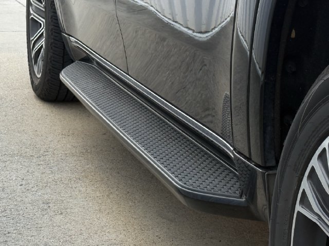 Used 2024 Jeep Wagoneer L Series II RWD image 9